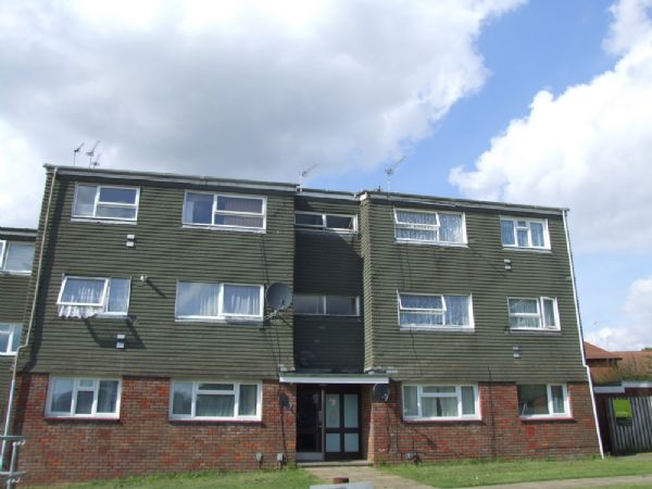 Old Town Borders, Hemel Hempstead - A well presented spacious two double bedroom flat. The property benefits from being on the ground floor, accommodation comprises entrance hall, spacious lounge/diner, refitted kitchen with appliances, two double bedrooms master with built in wardrobes, refitted bathroom with shower, communal front gardens, parking. The property is located within walking distance of Hemel Hempstead Old Town and Town Centre. UNFURNISHED. Available Early August. - Whole Block Shown